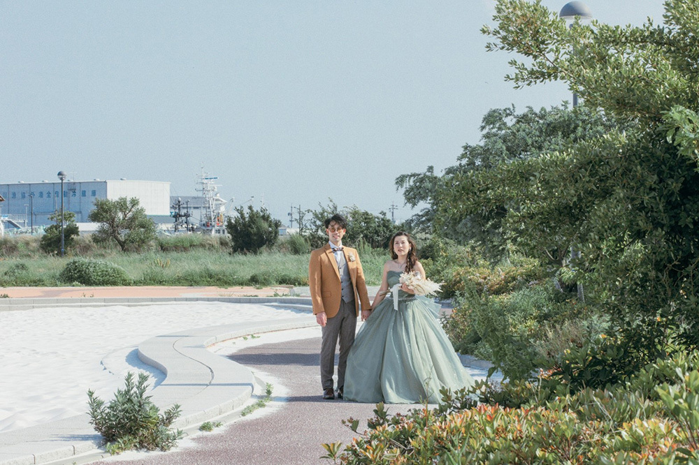 静岡フォトウエディングのフィーノスタイルで撮影した親水広場ふぃしゅーなの新郎新婦