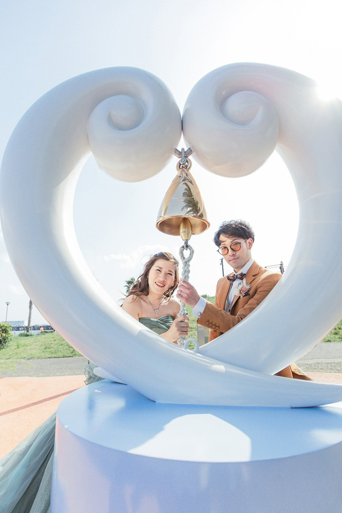 静岡フォトウエディングのフィーノスタイルで撮影した親水広場ふぃしゅーなの新郎新婦