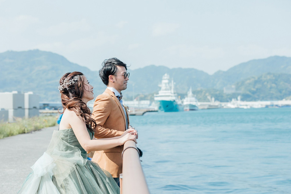 静岡フォトウエディングのフィーノスタイルで撮影した親水広場ふぃしゅーなの新郎新婦