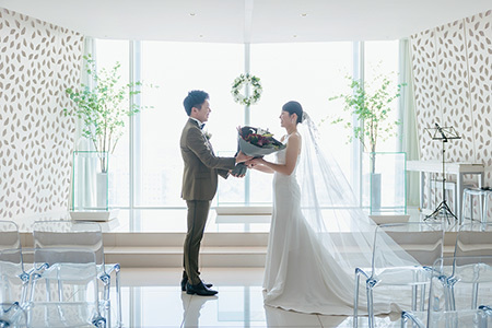 静岡フォトウエディングのフィーノスタイルで撮影したチャペルの新郎新婦のおしゃれなウエディングフォト