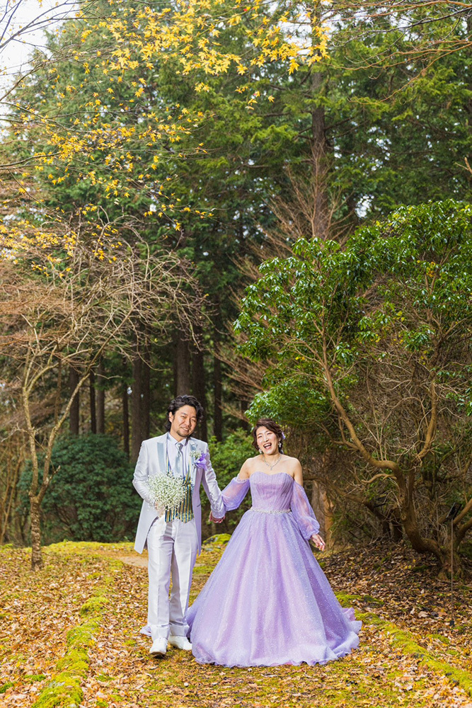 静岡フォトウエディングのフィーノスタイルで撮影した、ひのきの森のフォトウエディング画像3