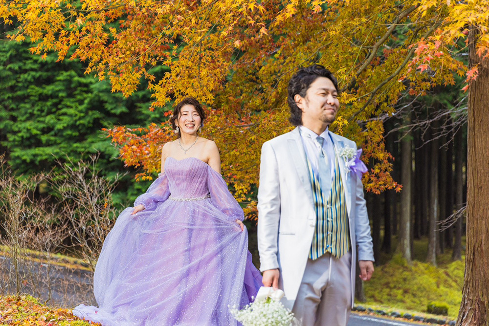静岡フォトウエディングのフィーノスタイルで撮影した、ひのきの森のフォトウエディング画像10