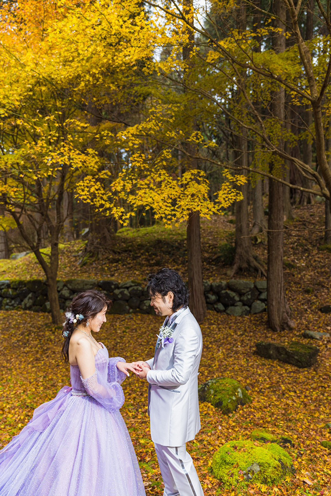 静岡フォトウエディングのフィーノスタイルで撮影した、ひのきの森のフォトウエディング画像13