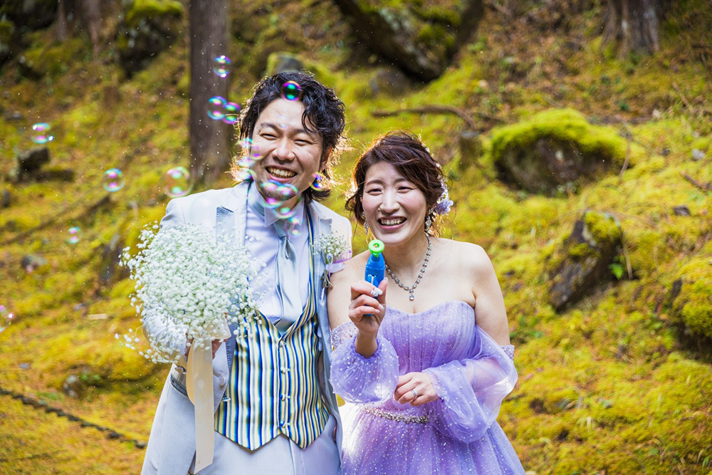 静岡フォトウエディングのフィーノスタイルで撮影した、ひのきの森のフォトウエディング画像17