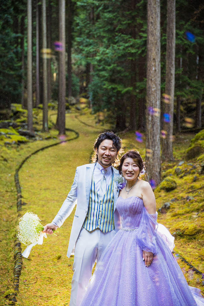 静岡フォトウエディングのフィーノスタイルで撮影した、ひのきの森のフォトウエディング画像18
