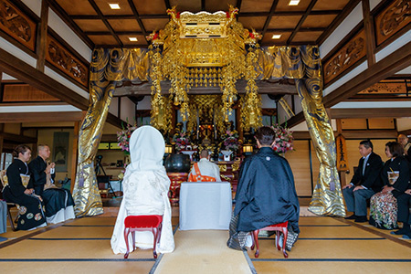 静岡フォトウエディングのフィーノスタイルで撮影した仏前結婚式の新郎新婦