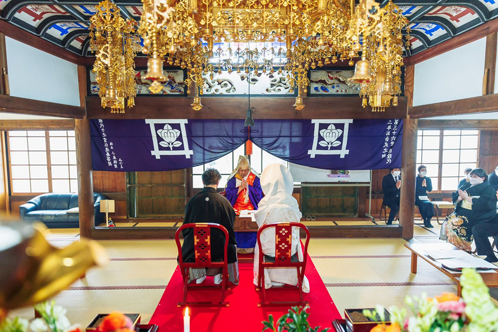 静岡フォトウエディングのフィーノスタイルで撮影した仏前結婚式の新郎新婦