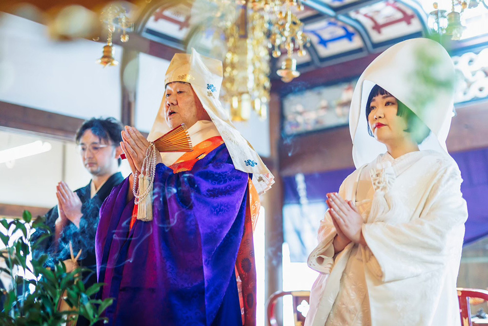 静岡フォトウエディングのフィーノスタイルで撮影した仏前結婚式の新郎新婦