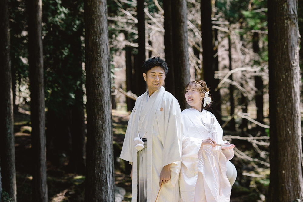 静岡フォトウエディングのフィーノスタイルで撮影した、ひのきの森のフォトウエディング