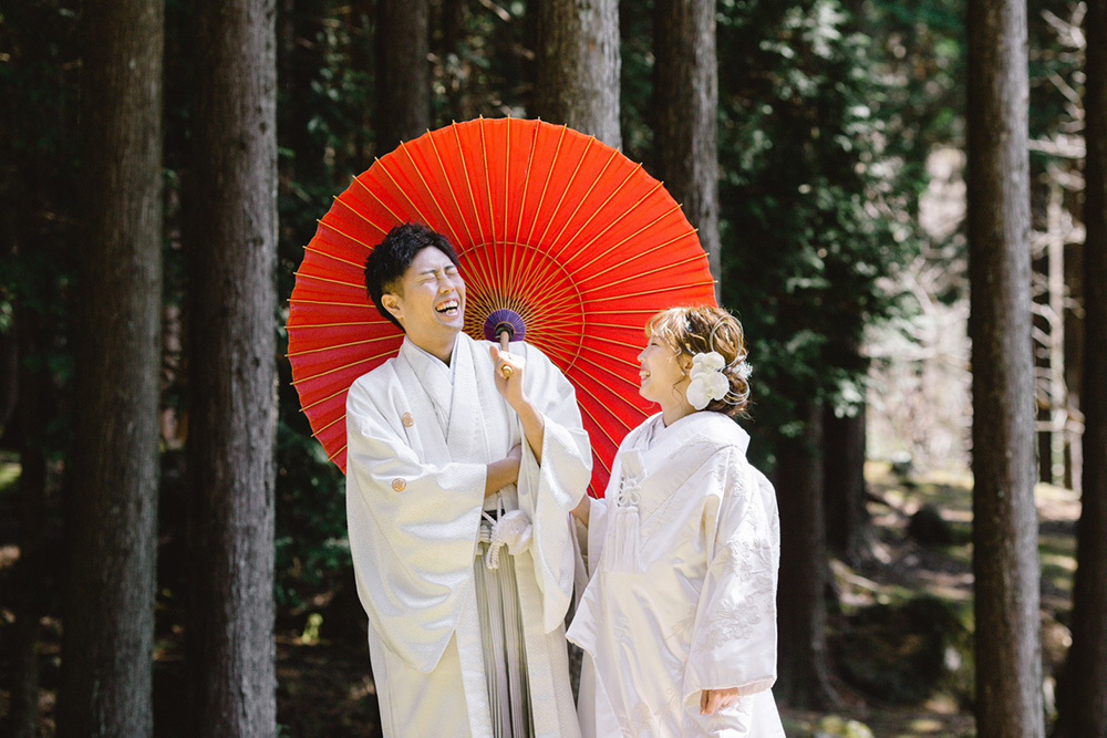 静岡フォトウエディングのフィーノスタイルで撮影した、ひのきの森のフォトウエディング