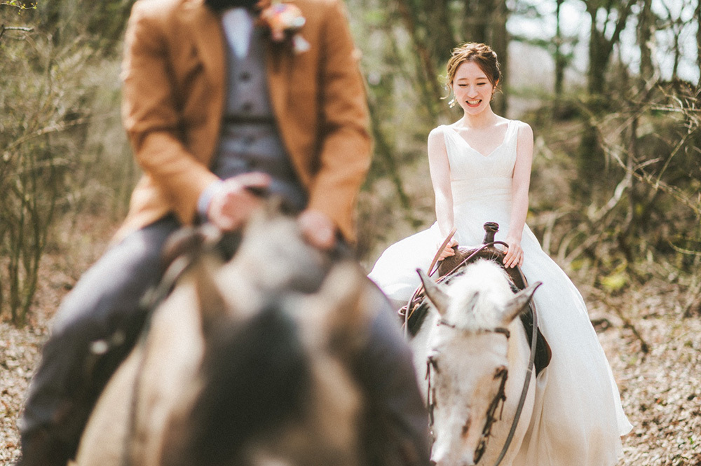 静岡フォトウエディングのフィーノスタイルで撮影した乗馬のウエディングフォト