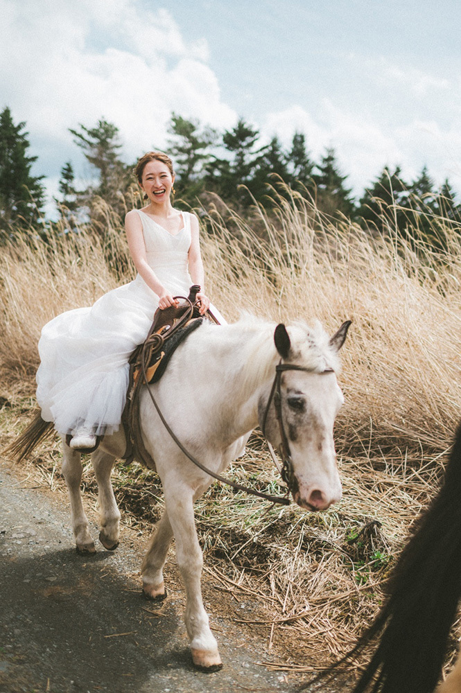 静岡フォトウエディングのフィーノスタイルで撮影した乗馬のウエディングフォト