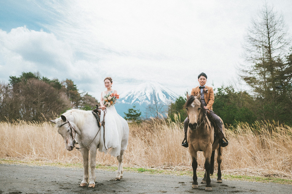 静岡フォトウエディングのフィーノスタイルで撮影した乗馬のウエディングフォト