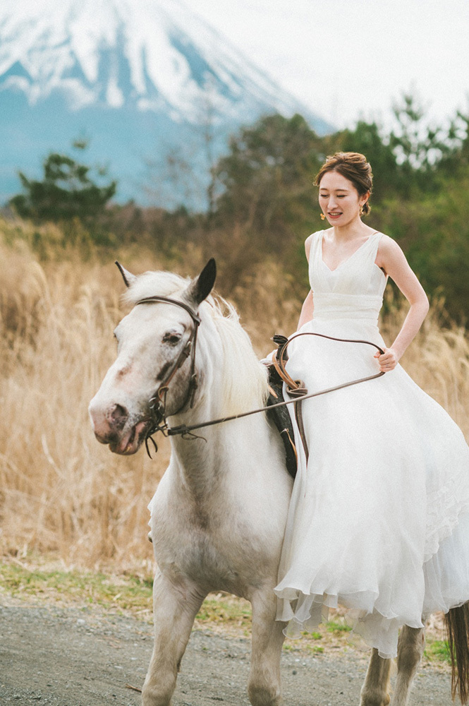 静岡フォトウエディングのフィーノスタイルで撮影した乗馬のウエディングフォト