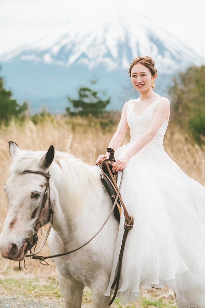 静岡フォトウエディングのフィーノスタイルで撮影した乗馬のウエディングフォト