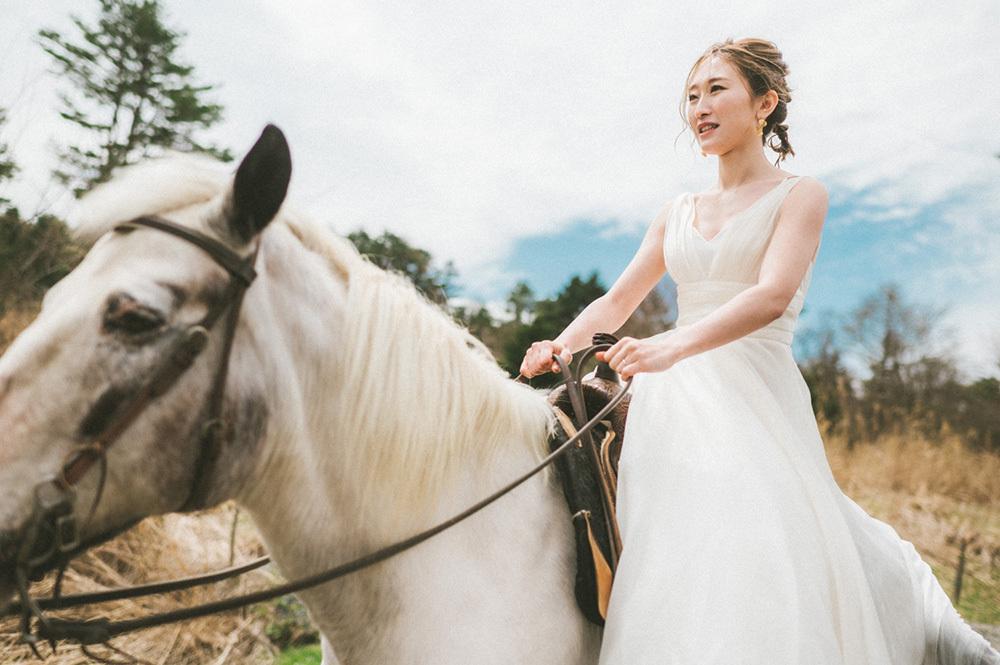 静岡フォトウエディングのフィーノスタイルで撮影した乗馬のウエディングフォト