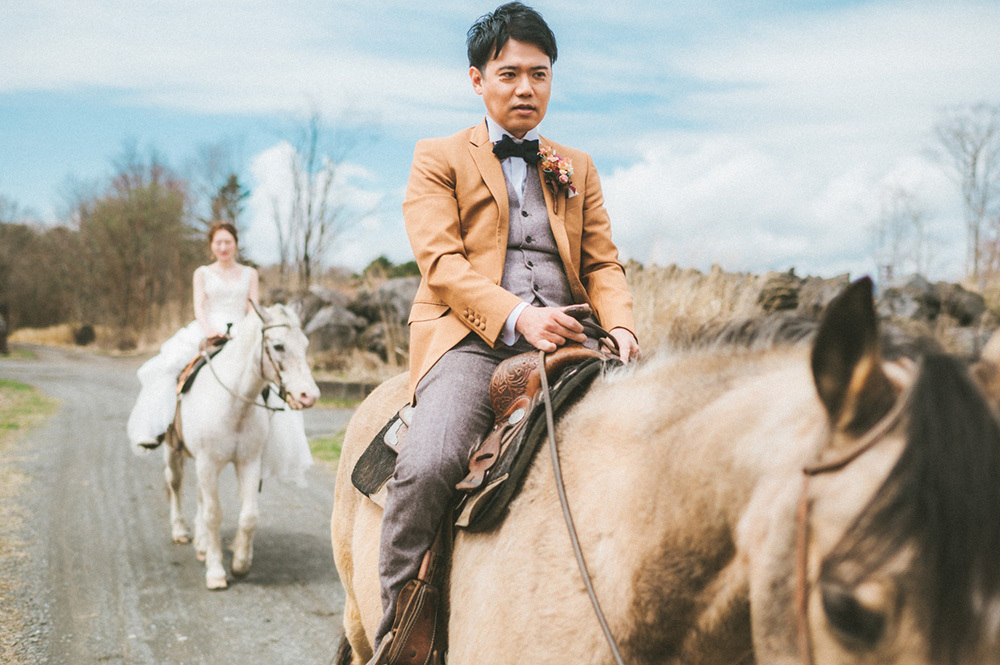 静岡フォトウエディングのフィーノスタイルで撮影した乗馬のウエディングフォト