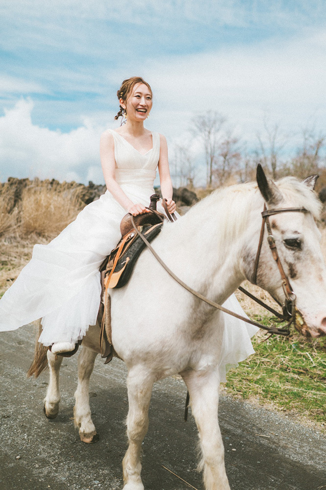 静岡フォトウエディングのフィーノスタイルで撮影した乗馬のウエディングフォト