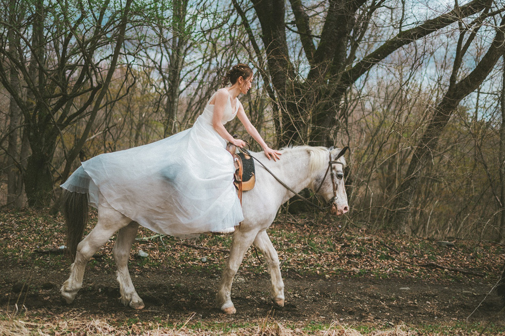 静岡フォトウエディングのフィーノスタイルで撮影した乗馬のウエディングフォト