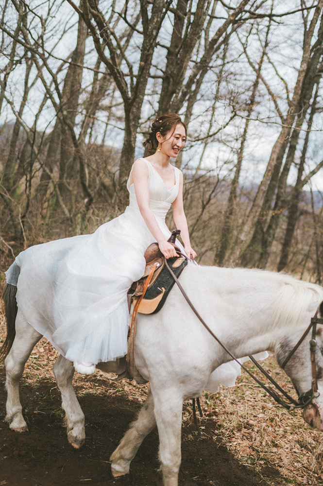 静岡フォトウエディングのフィーノスタイルで撮影した乗馬のウエディングフォト