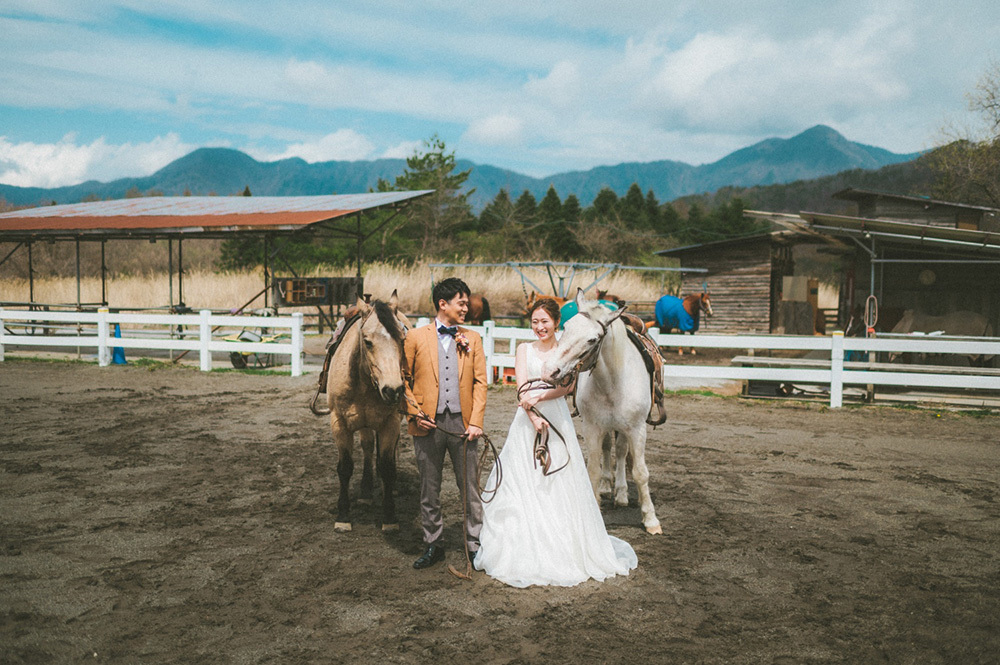 静岡フォトウエディングのフィーノスタイルで撮影した乗馬のウエディングフォト