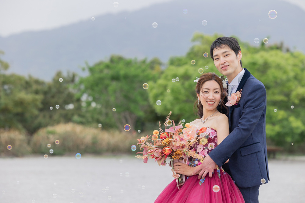 静岡フォトウエディングのフィーノスタイルで撮影した親水広場ふぃしゅーなの新郎新婦