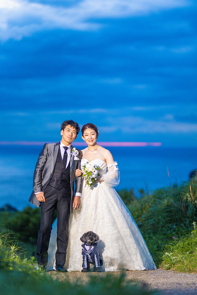 静岡フォトウエディングのフィーノスタイルで撮影した下田の新郎新婦とペット