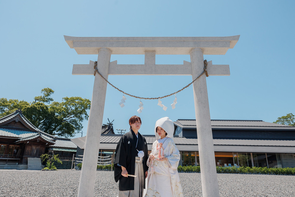 静岡フォトウエディングのフィーノスタイルで撮影した焼津神社の新郎新婦