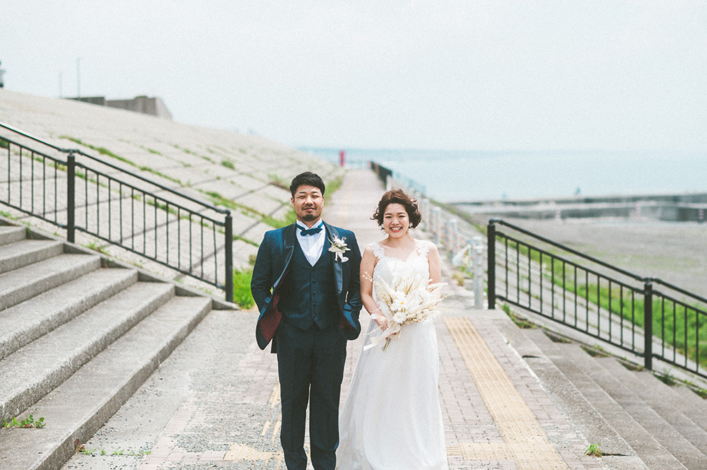 静岡フォトウエディングのフィーノスタイルで撮影した田子の浦みなと公園の新郎新婦