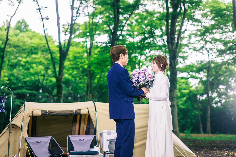 静岡フォトウエディングのフィーノスタイルで撮影したキャンプ＆アウトドアの新郎新婦