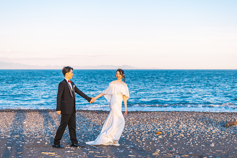 静岡フォトウエディングのフィーノスタイルで撮影した海フォトの新郎新婦