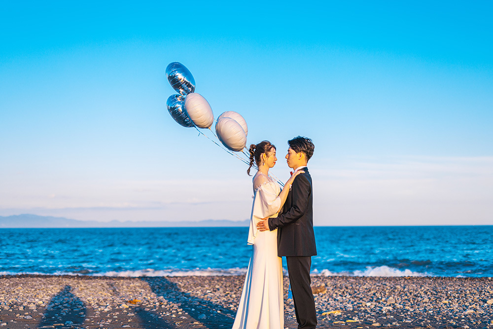 静岡フォトウエディングのフィーノスタイルで撮影した海フォトの新郎新婦