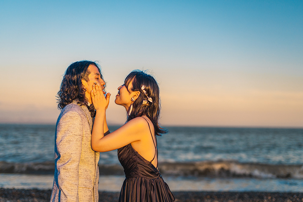 静岡フォトウエディングのフィーノスタイルで撮影した海フォトの新郎新婦