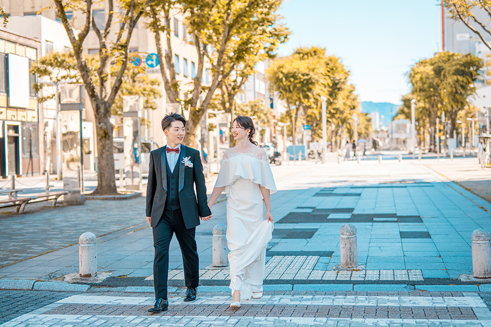 静岡フォトウエディングのフィーノスタイルで撮影した静岡市街地の新郎新婦