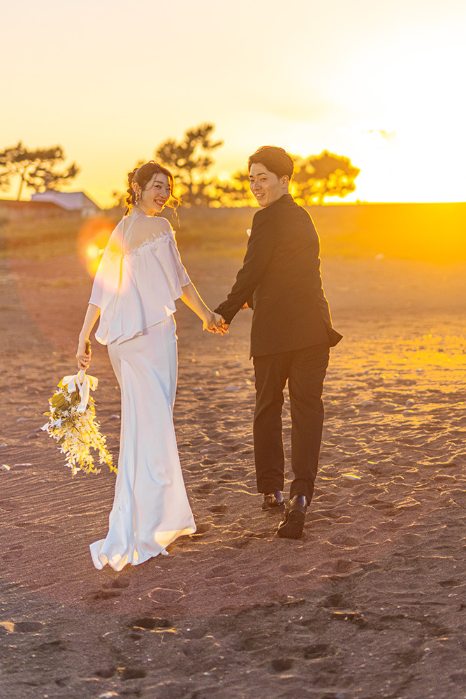 静岡フォトウエディングのフィーノスタイルで撮影したサンセットウェディング＆ナイトウエディングの新郎新婦
