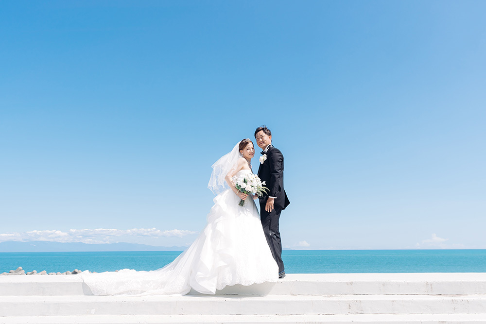 静岡フォトウエディングのフィーノスタイルで撮影した海フォトの新郎新婦