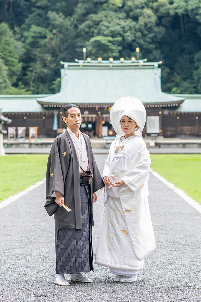 静岡フォトウエディングの静岡護国神社の新郎新婦