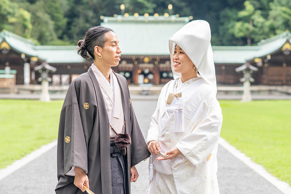 静岡フォトウエディングの静岡護国神社の新郎新婦
