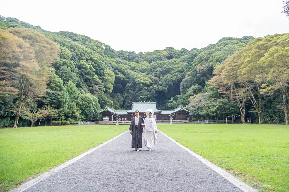 静岡フォトウエディングの静岡護国神社の新郎新婦