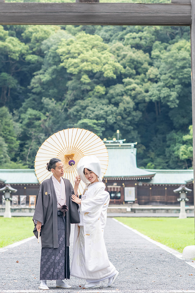 静岡フォトウエディングの静岡護国神社の新郎新婦