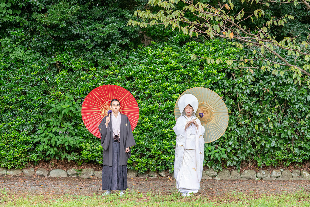 静岡フォトウエディングの静岡護国神社の新郎新婦