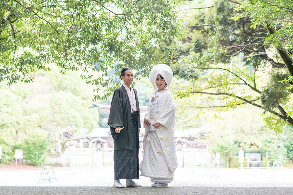 静岡フォトウエディングの静岡護国神社の新郎新婦