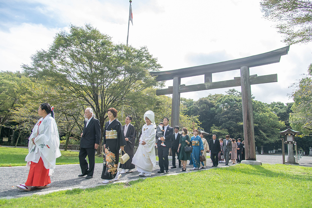静岡フォトウエディングの静岡護国神社の新郎新婦