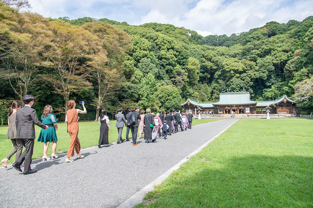 静岡フォトウエディングの静岡護国神社の新郎新婦