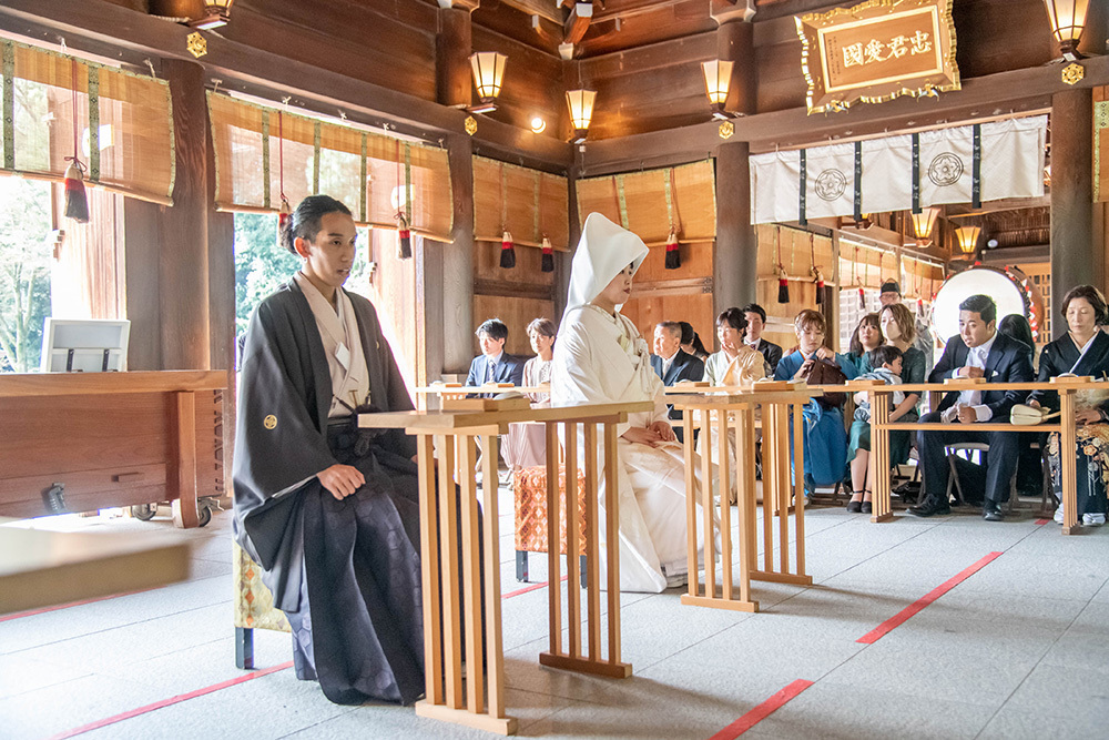 静岡フォトウエディングの静岡護国神社の新郎新婦