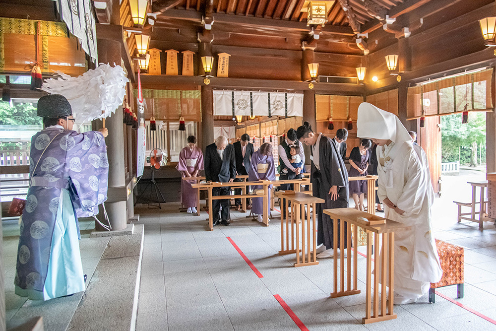 静岡フォトウエディングの静岡護国神社の新郎新婦