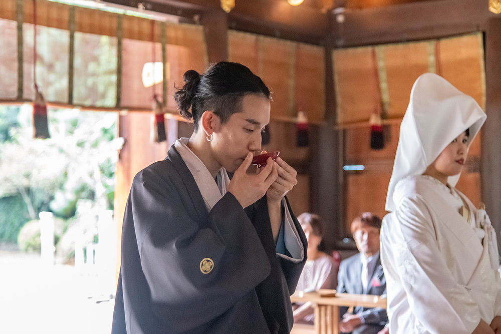 静岡フォトウエディングの静岡護国神社の新郎新婦
