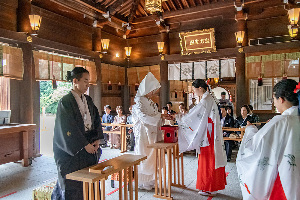 静岡フォトウエディングの静岡護国神社の新郎新婦