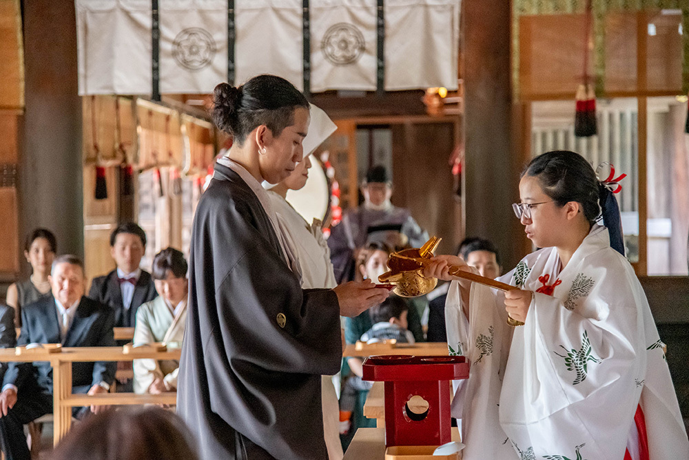 静岡フォトウエディングの静岡護国神社の新郎新婦
