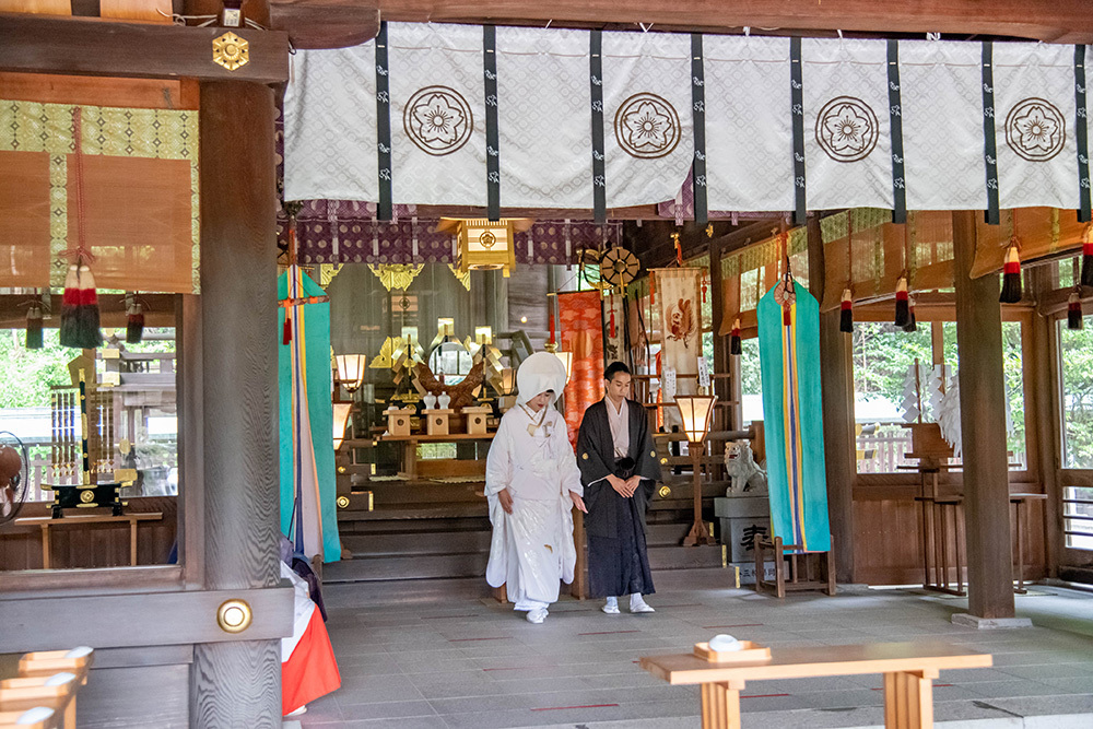 静岡フォトウエディングの静岡護国神社の新郎新婦